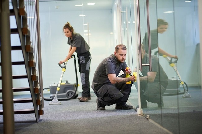 Mitarbeiter eines Putzinstituts bei der Arbeit